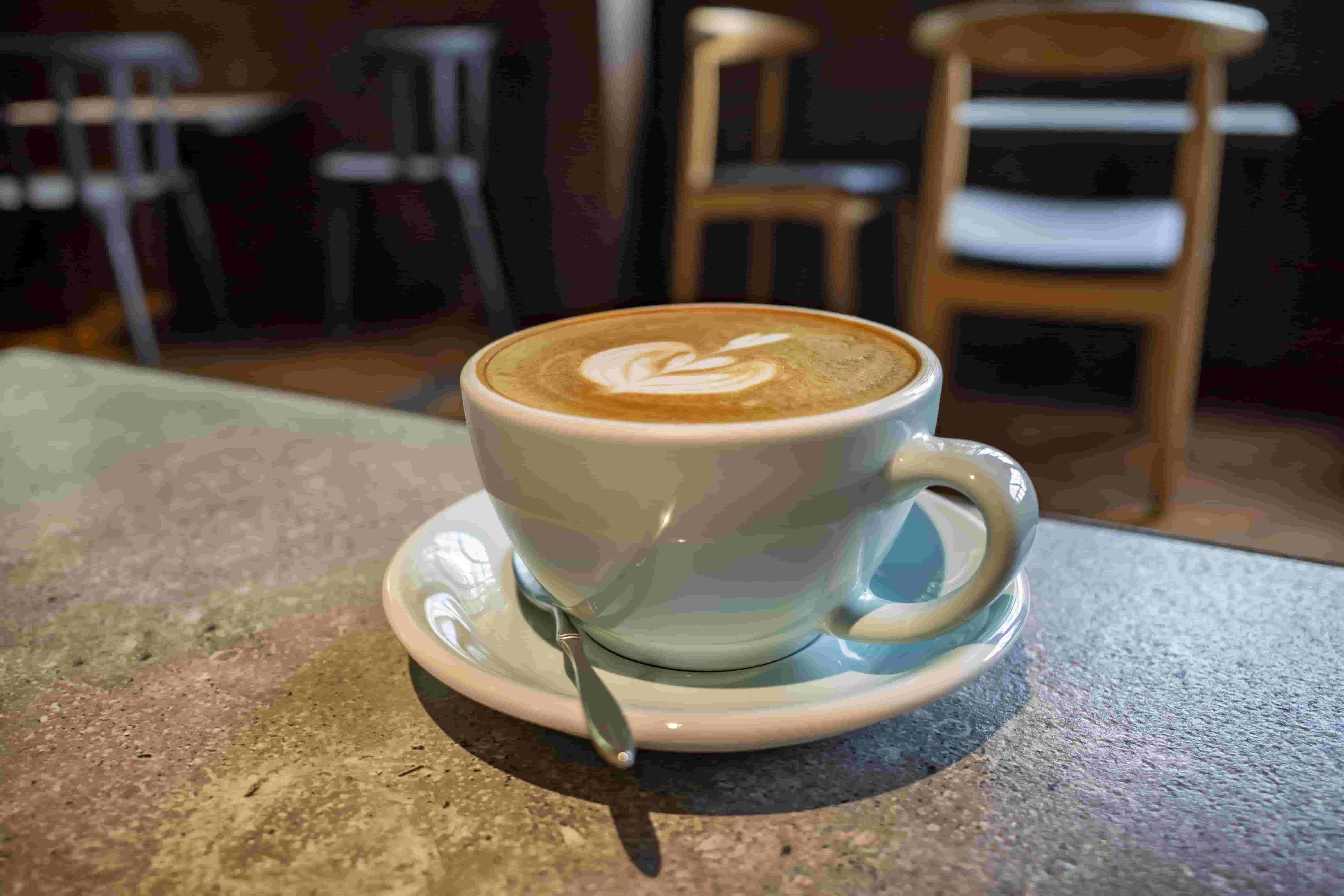 Un capuchino servido en una mesa.
